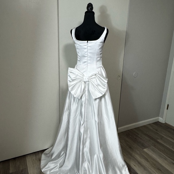 Elegant White Satin Gown - Picture 4 of 6